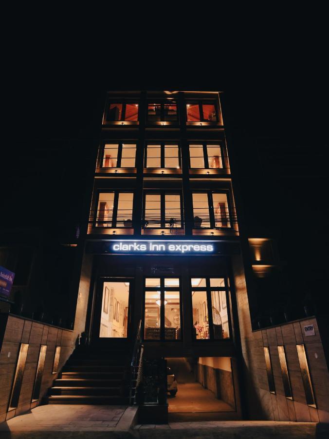 Clarks Inn Express, Dehradun Bagian luar foto