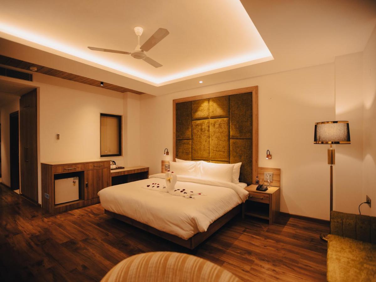 Clarks Inn Express, Dehradun Bagian luar foto