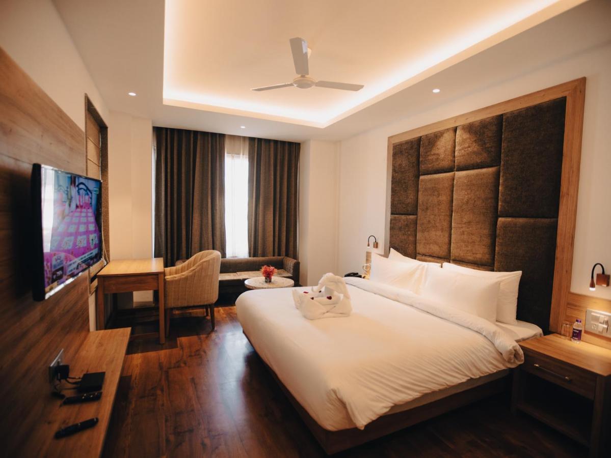 Clarks Inn Express, Dehradun Bagian luar foto