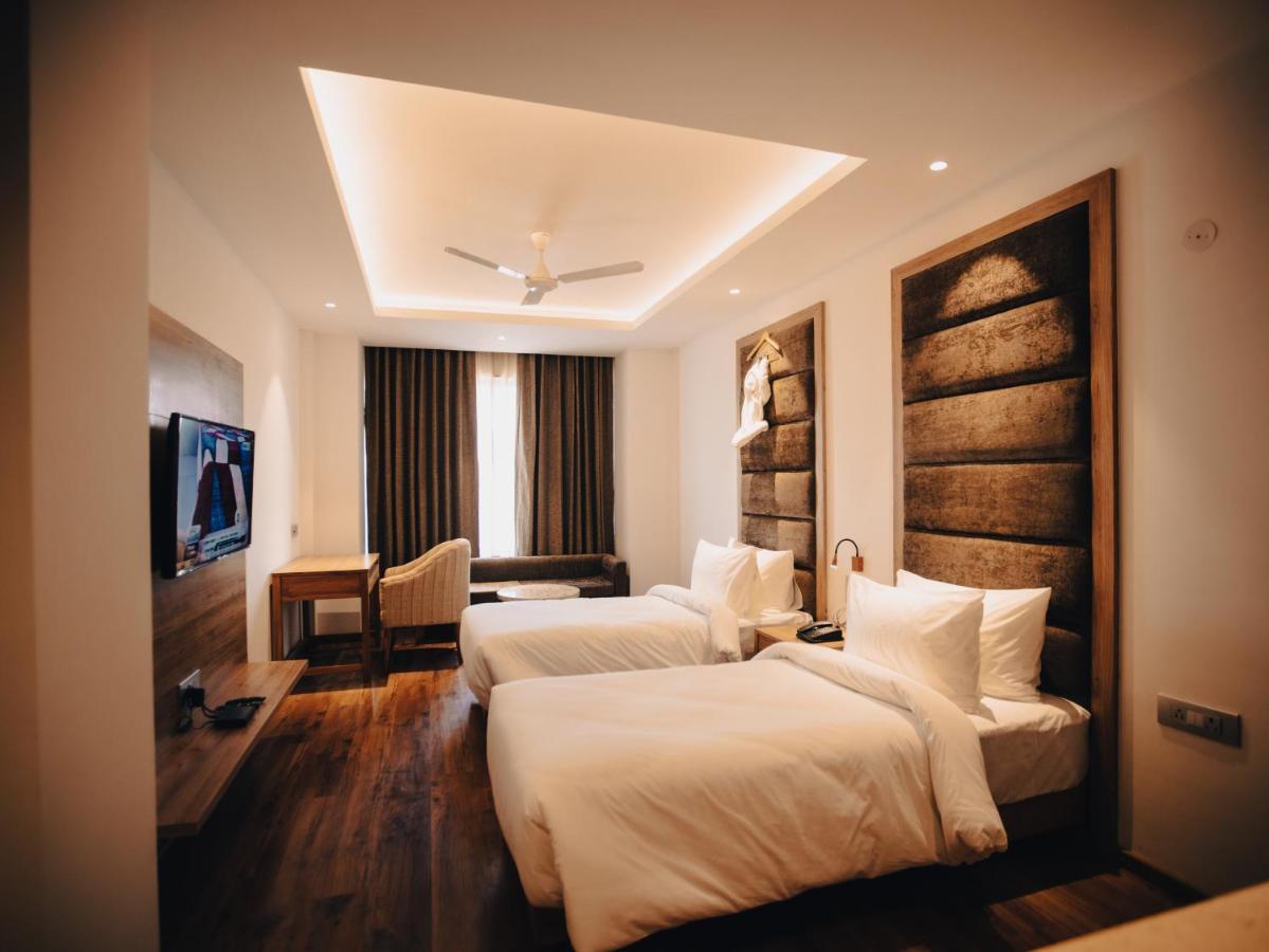 Clarks Inn Express, Dehradun Bagian luar foto
