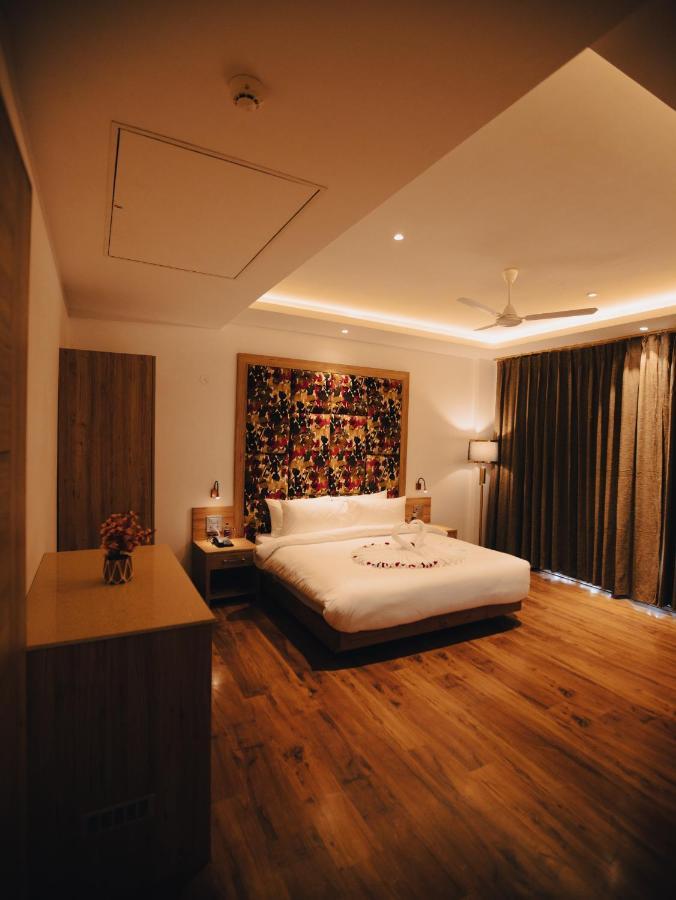 Clarks Inn Express, Dehradun Bagian luar foto