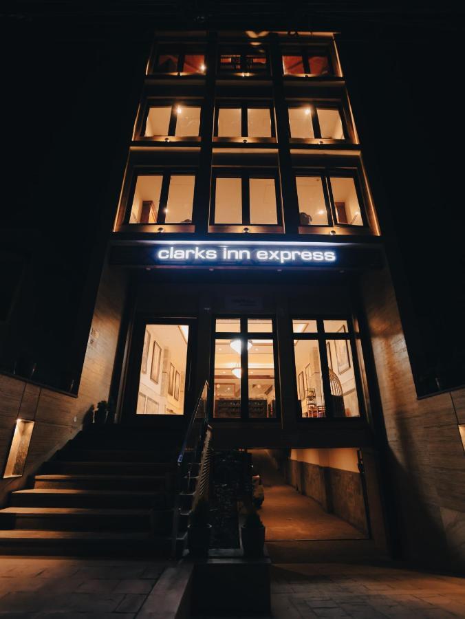 Clarks Inn Express, Dehradun Bagian luar foto