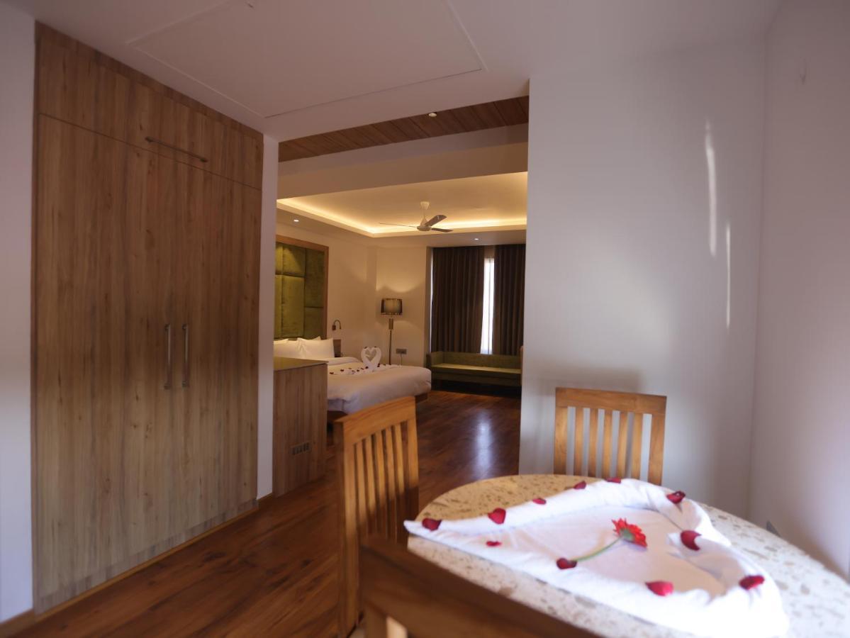 Clarks Inn Express, Dehradun Bagian luar foto