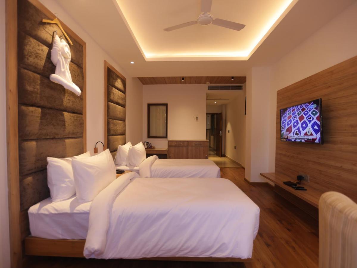 Clarks Inn Express, Dehradun Bagian luar foto