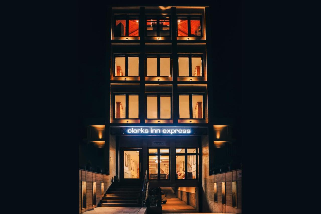 Clarks Inn Express, Dehradun Bagian luar foto